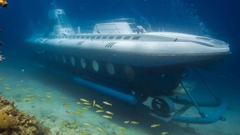 Mısır'da turistlerin bulunduğu denizaltı Kızıldeniz'de dibe vurdu