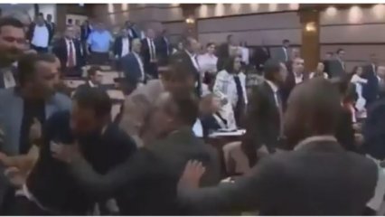 CHP'Lİ VE AKP'Lİ ÜYELER ARASINDA KAVGA