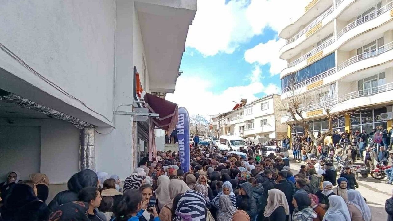 Mersin'de 100 ₺ izdiham